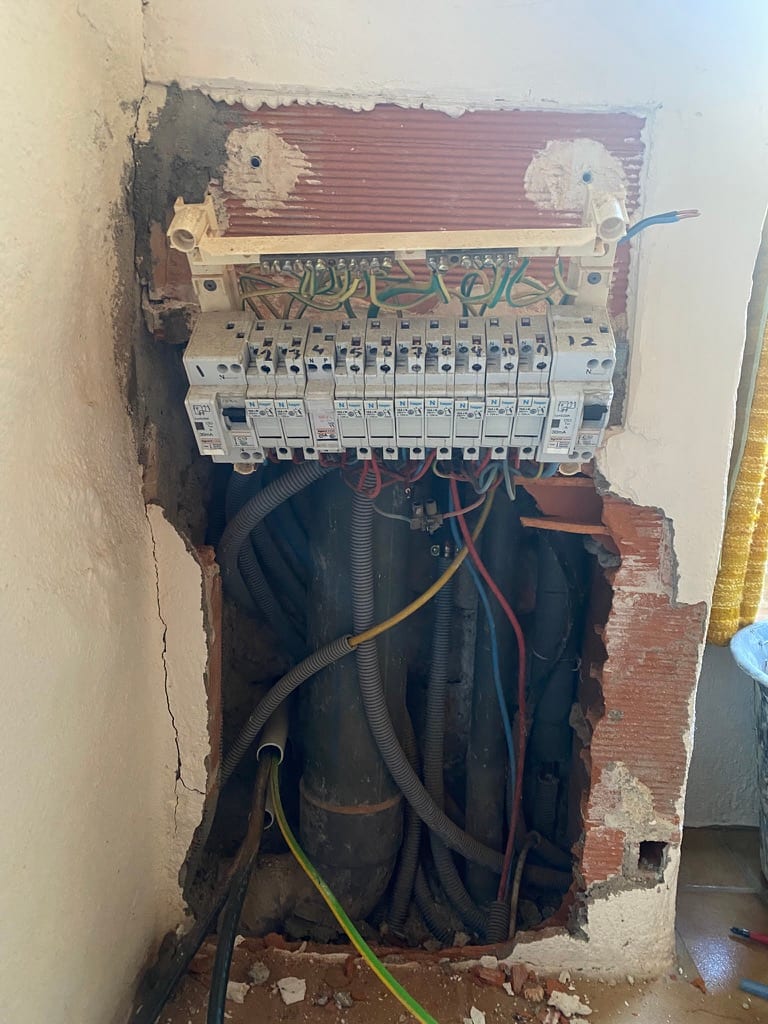 Oude groepenkast voor de verbetering